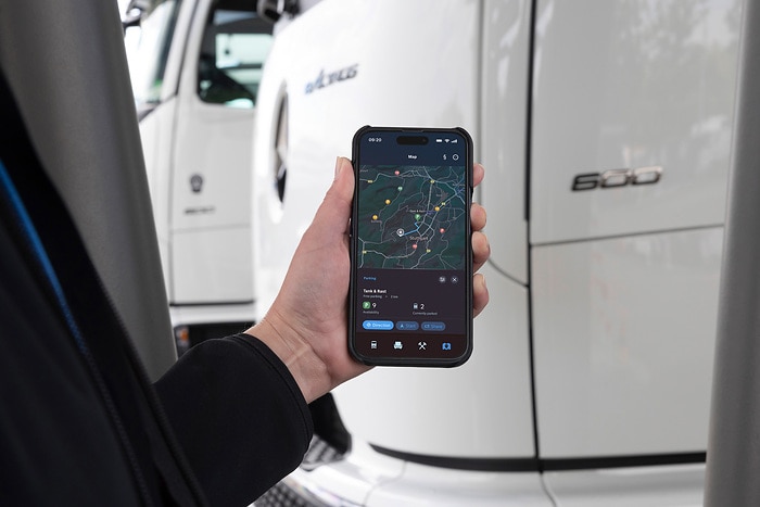 Mercedes-Benz Trucks erweitert Remote App für Lkw-Fahrerinnen und -Fahrer um Parkplatzsuche
