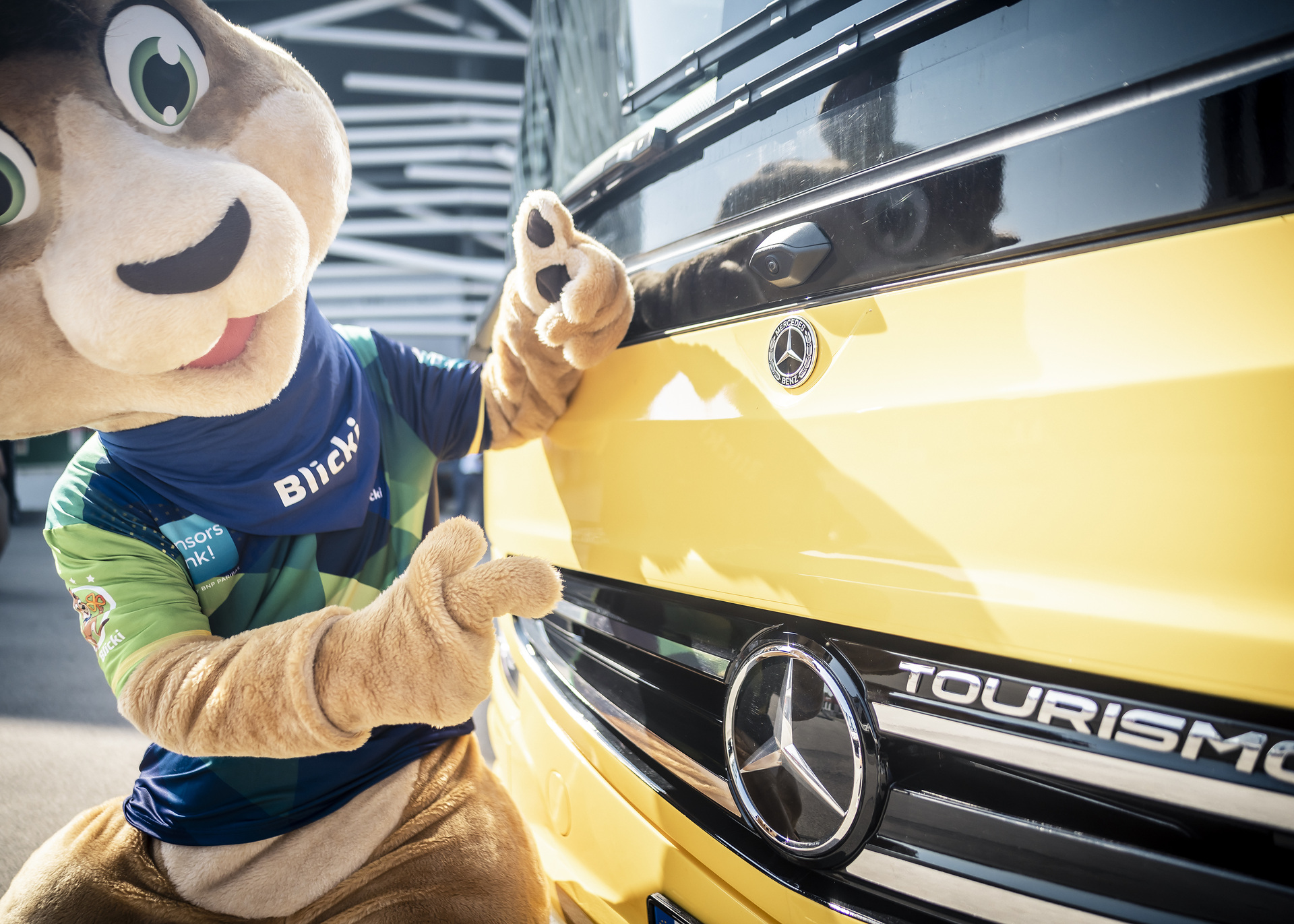 Mercedes-Benz Safety Truck und Safety Coach im Einsatz für mehr Verkehrssicherheit von Kindern