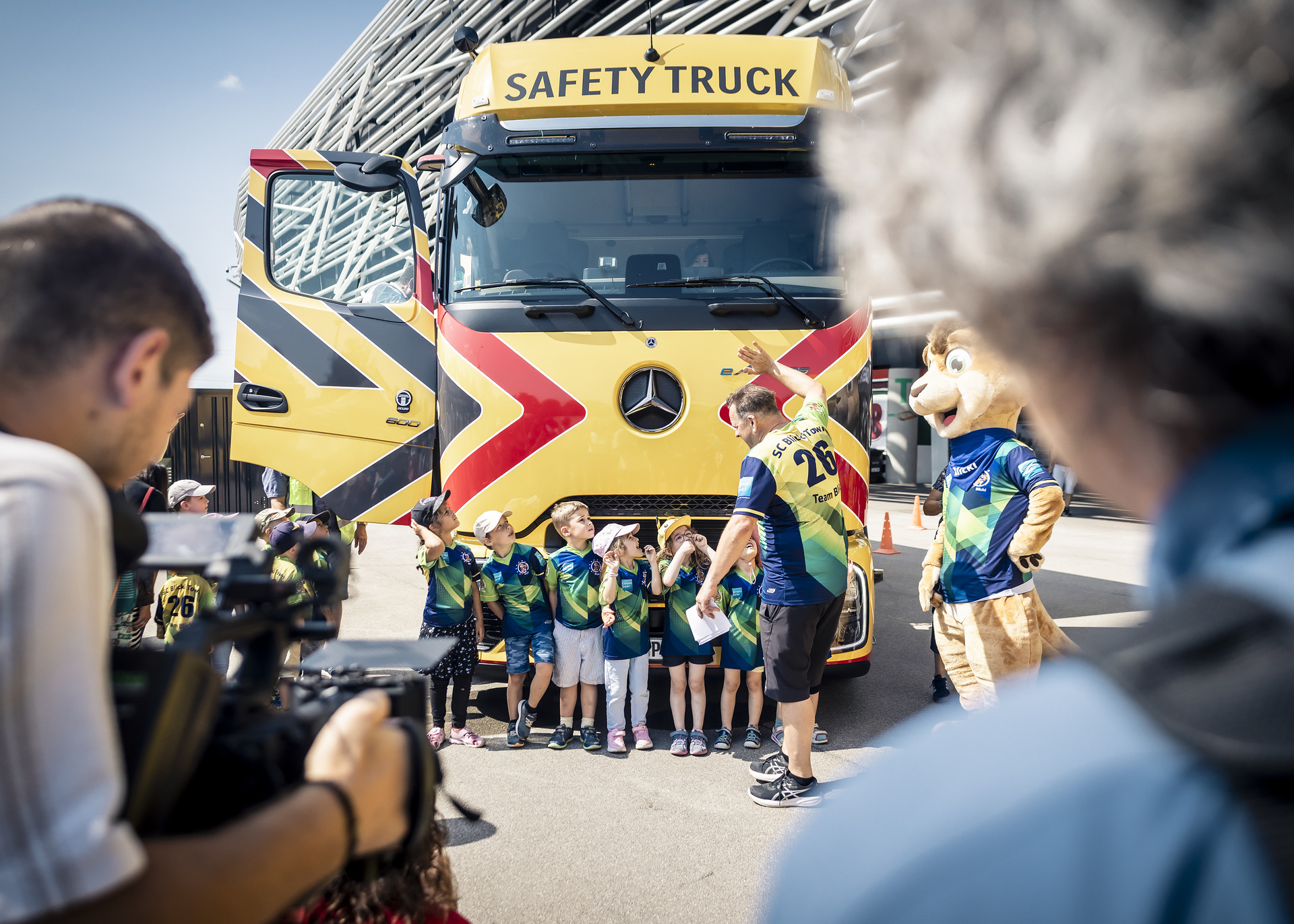 Mercedes-Benz Safety Truck und Safety Coach im Einsatz für mehr Verkehrssicherheit von Kindern