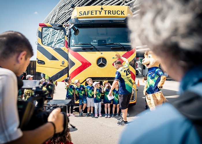 Mercedes-Benz Safety Truck und Safety Coach im Einsatz für mehr Verkehrssicherheit von Kindern