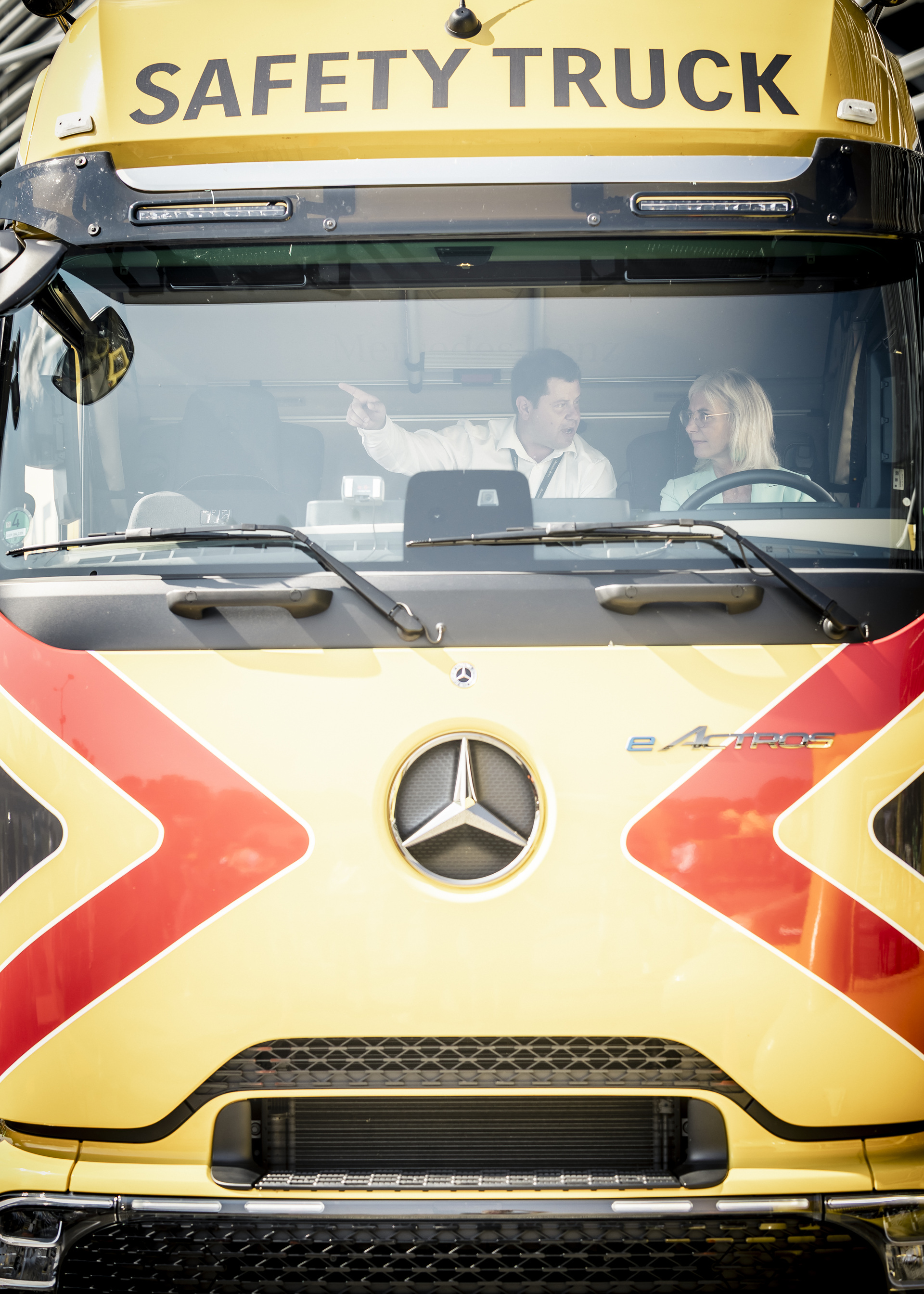 Mercedes-Benz Safety Truck und Safety Coach im Einsatz für mehr Verkehrssicherheit von Kindern