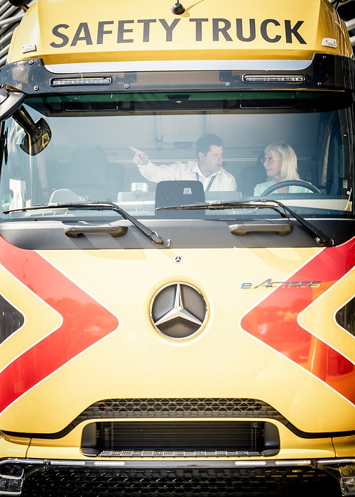 Mercedes-Benz Safety Truck und Safety Coach im Einsatz für mehr Verkehrssicherheit von Kindern