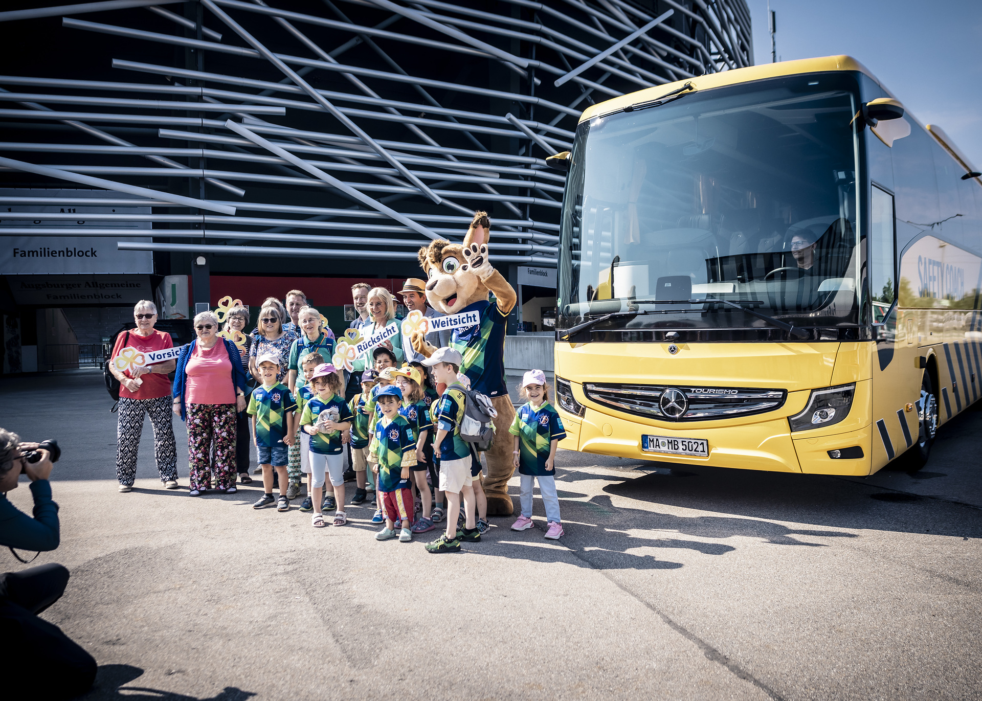 Mercedes-Benz Safety Truck und Safety Coach im Einsatz für mehr Verkehrssicherheit von Kindern