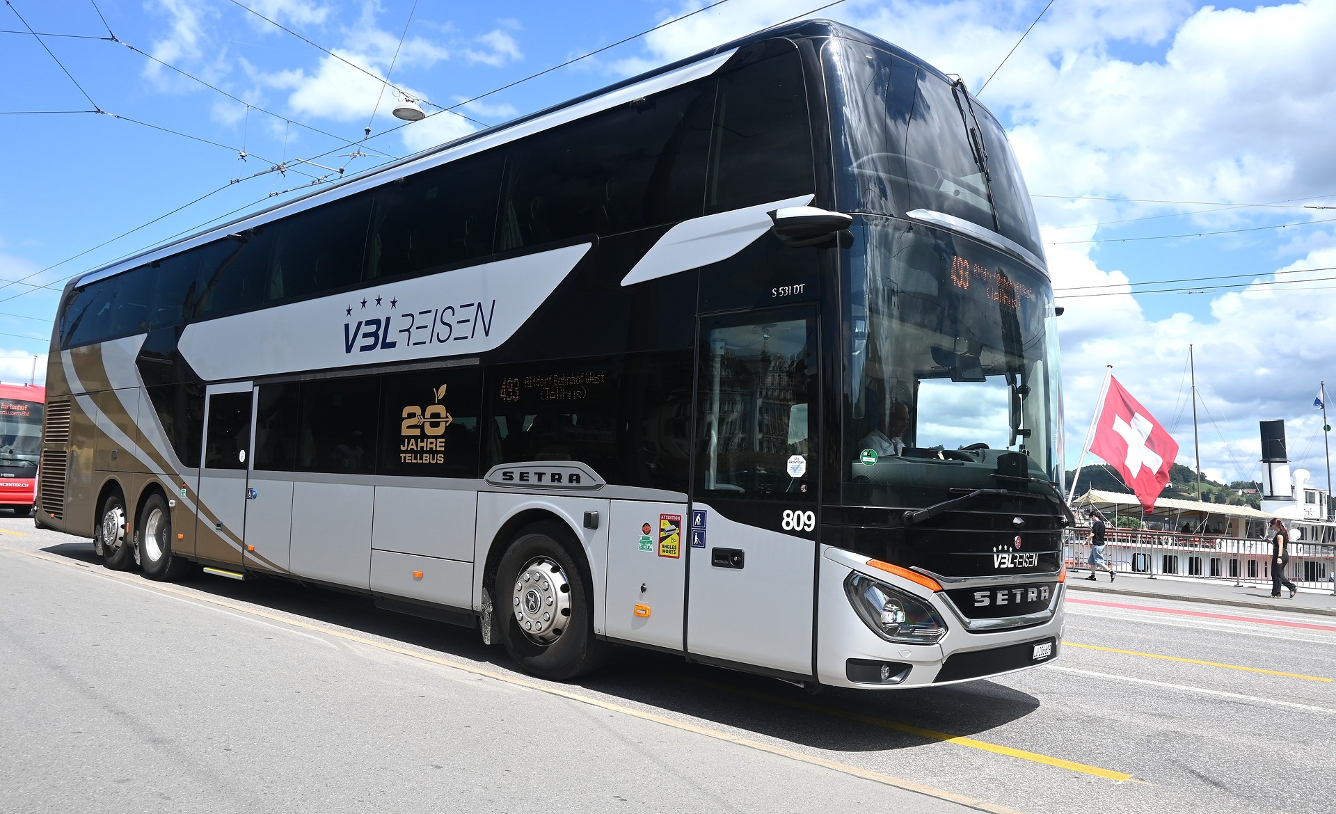 Setra-Tellbus connects the cantons of Lucerne and Uri