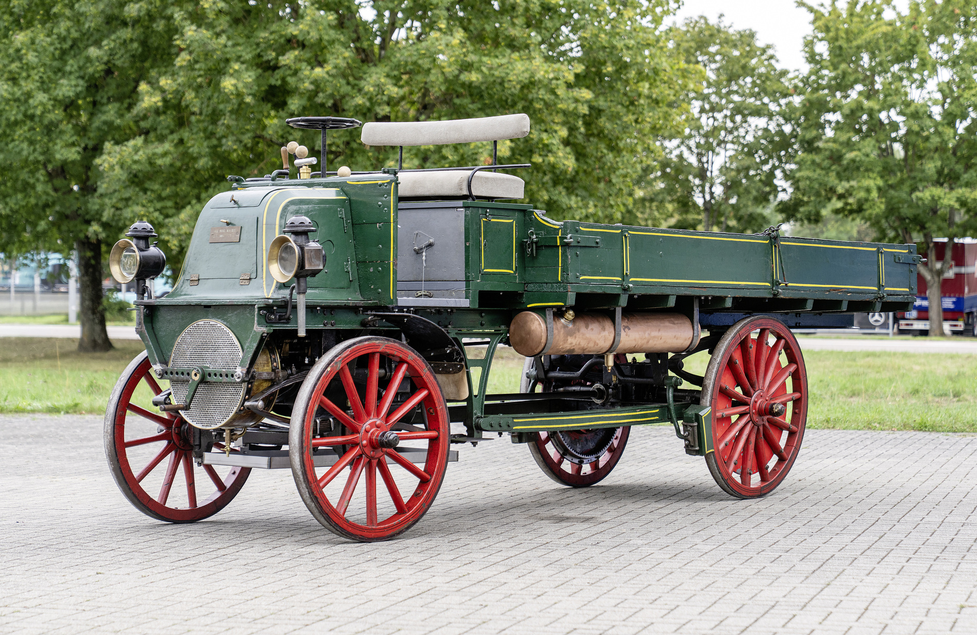 130 Jahre Lkw: Mercedes-Benz Trucks eröffnet    Deutschlandfahrt 2026 im Werk Wörth
