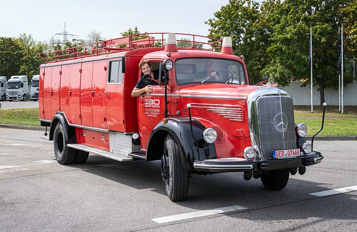 130 Jahre Lkw: Mercedes-Benz Trucks eröffnet    Deutschlandfahrt 2026 im Werk Wörth