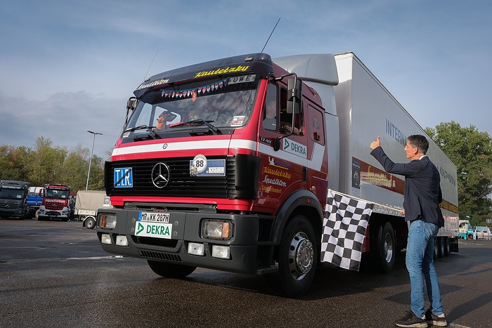 130 Jahre Lkw: Mercedes-Benz Trucks eröffnet    Deutschlandfahrt 2026 im Werk Wörth