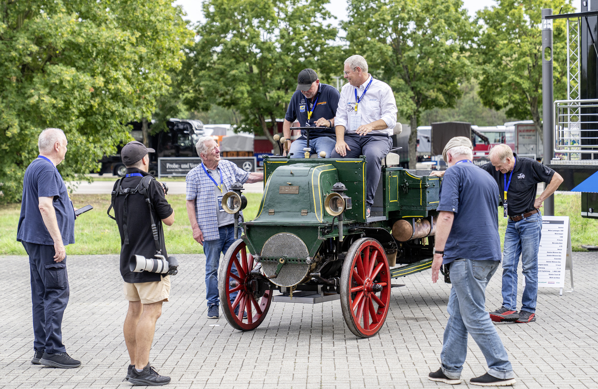 130 Jahre Lkw: Mercedes-Benz Trucks eröffnet Deutschlandfahrt 2026 im Werk Wörth