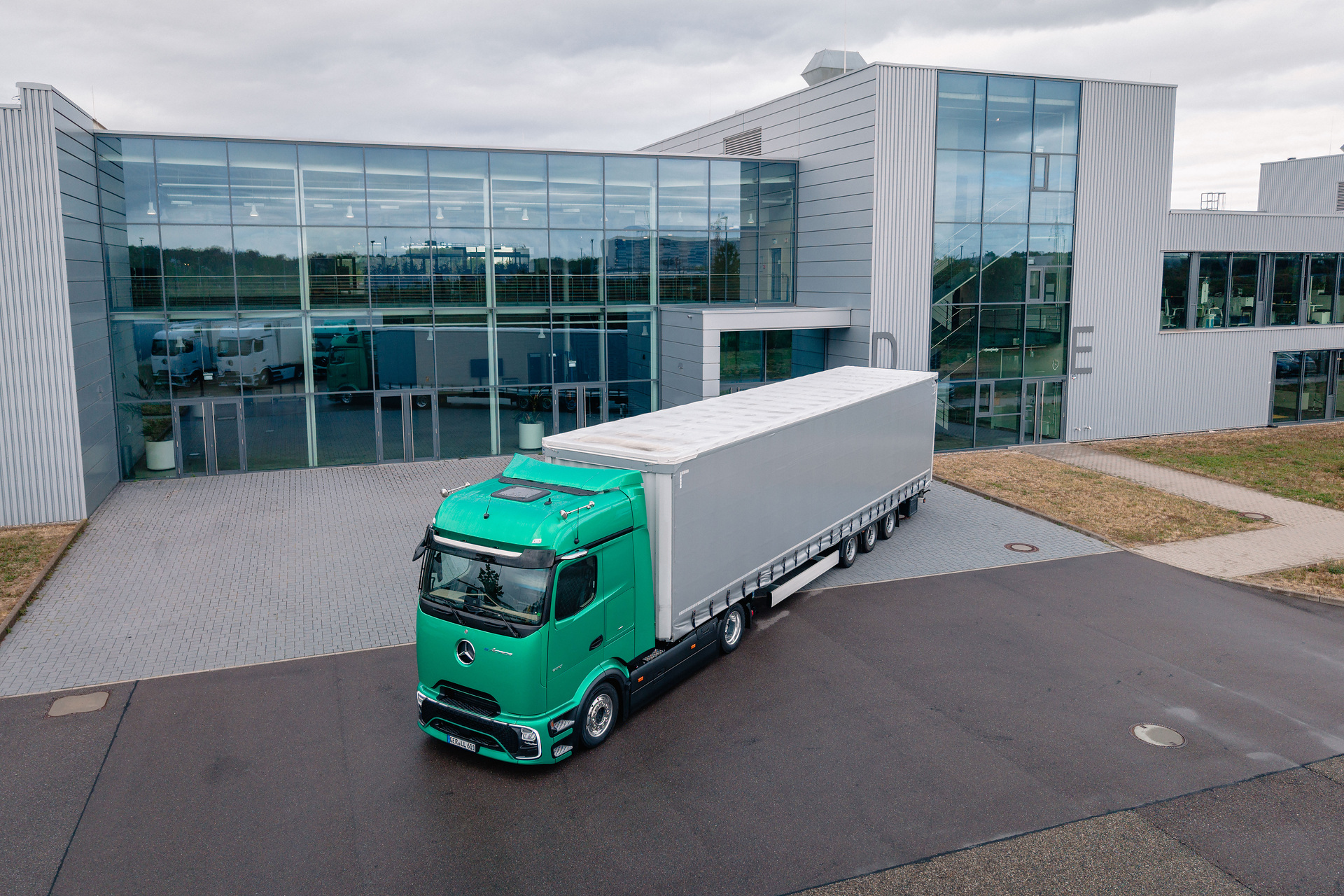 Elektrischer Volumentransport: Mercedes-Benz Trucks präsentiert den eActros Lowliner auf der IAA Transportation
