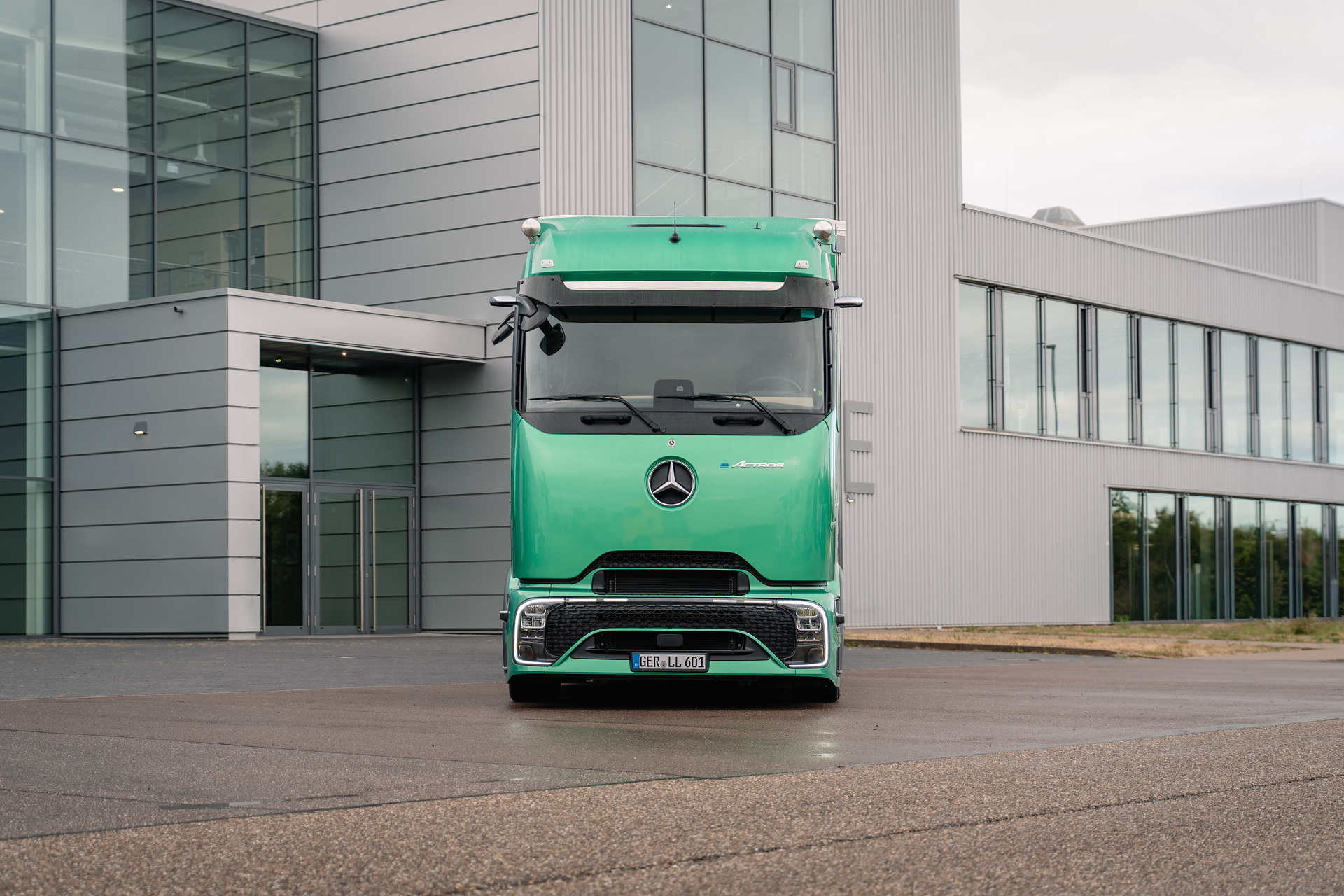 Elektrischer Volumentransport: Mercedes-Benz Trucks präsentiert den eActros Lowliner auf der IAA Transportation