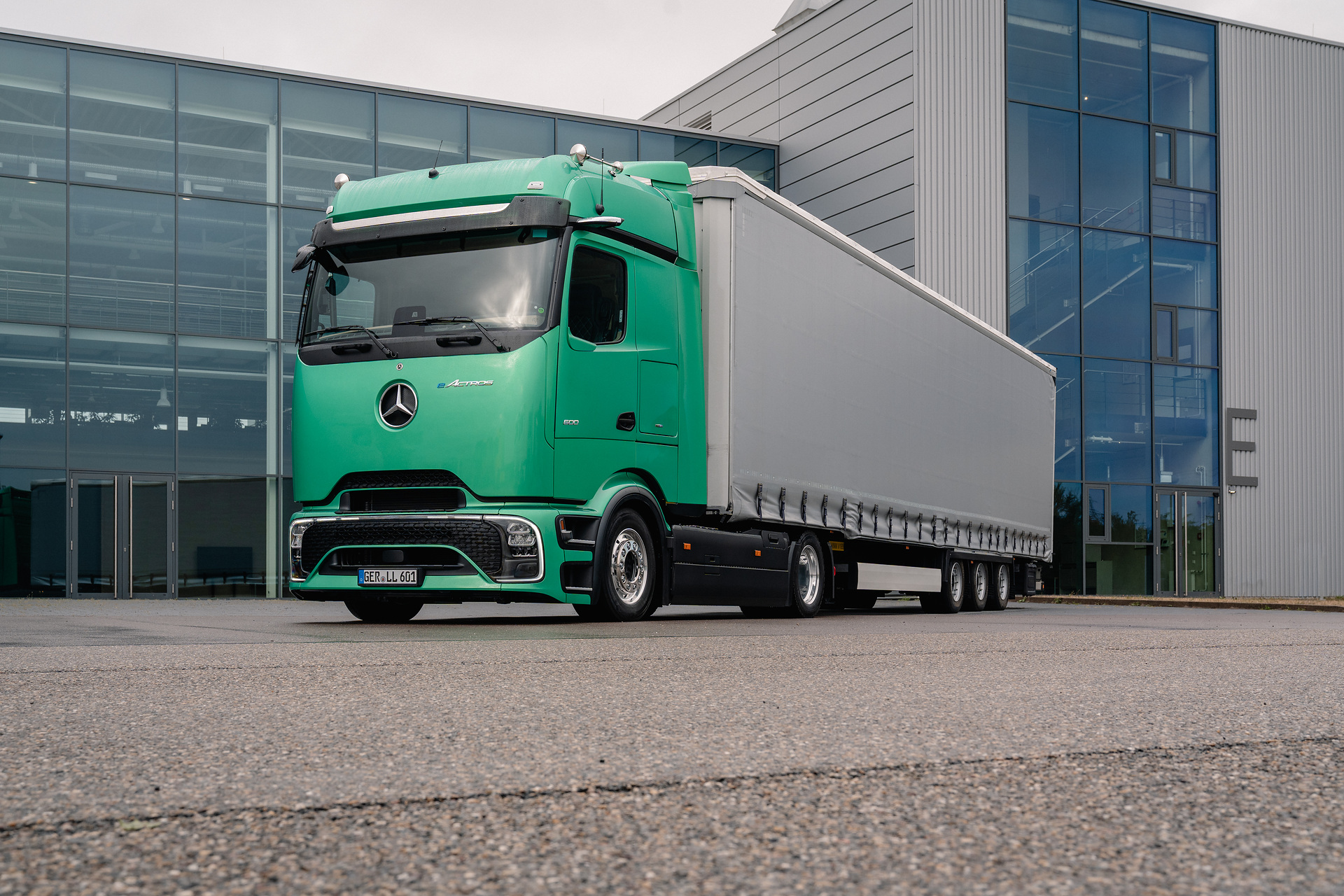 Elektrischer Volumentransport: Mercedes-Benz Trucks präsentiert den eActros Lowliner auf der IAA Transportation
