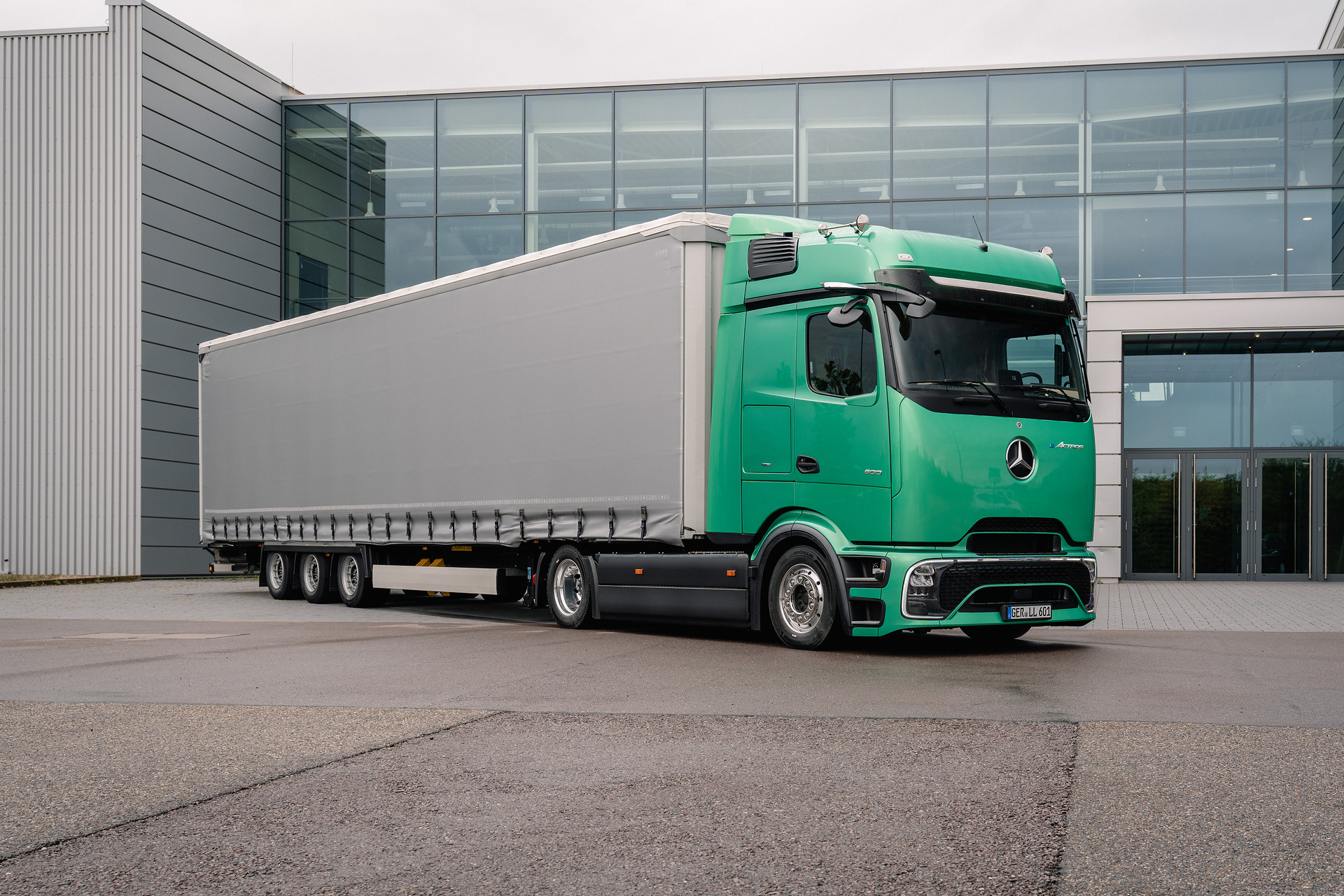 Elektrischer Volumentransport: Mercedes-Benz Trucks präsentiert den eActros Lowliner auf der IAA Transportation