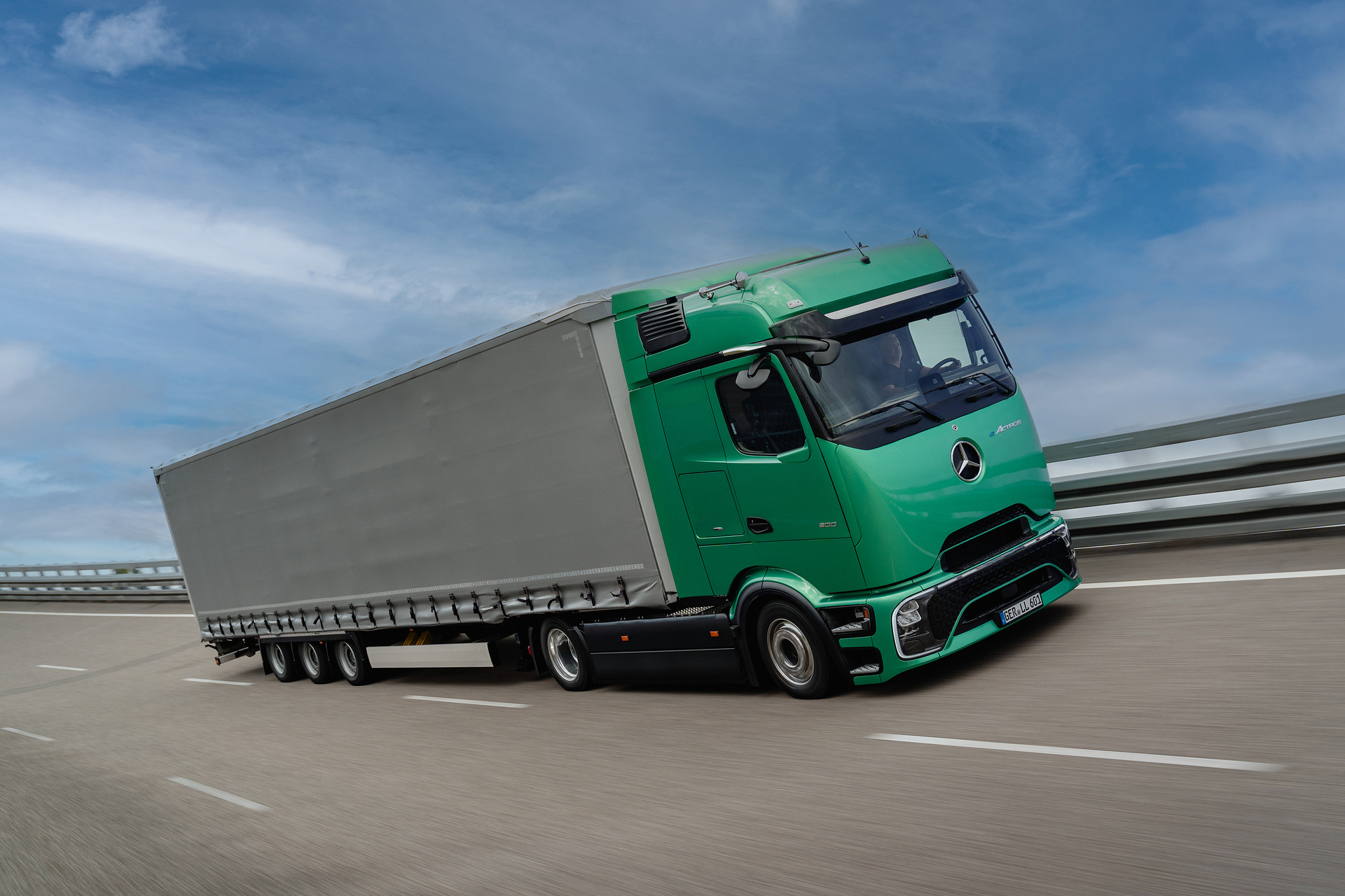 Elektrischer Volumentransport: Mercedes-Benz Trucks präsentiert den eActros Lowliner auf der IAA Transportation