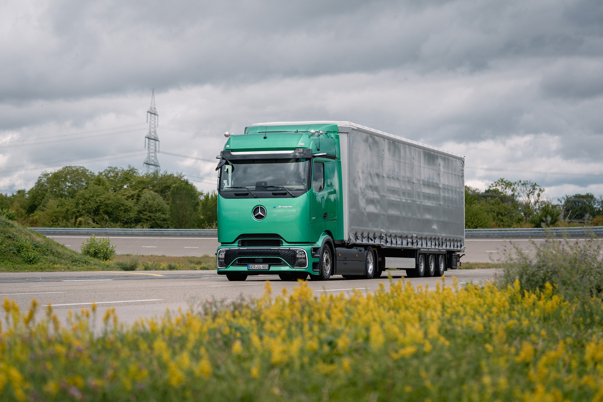 Elektrischer Volumentransport: Mercedes-Benz Trucks präsentiert den eActros Lowliner auf der IAA Transportation