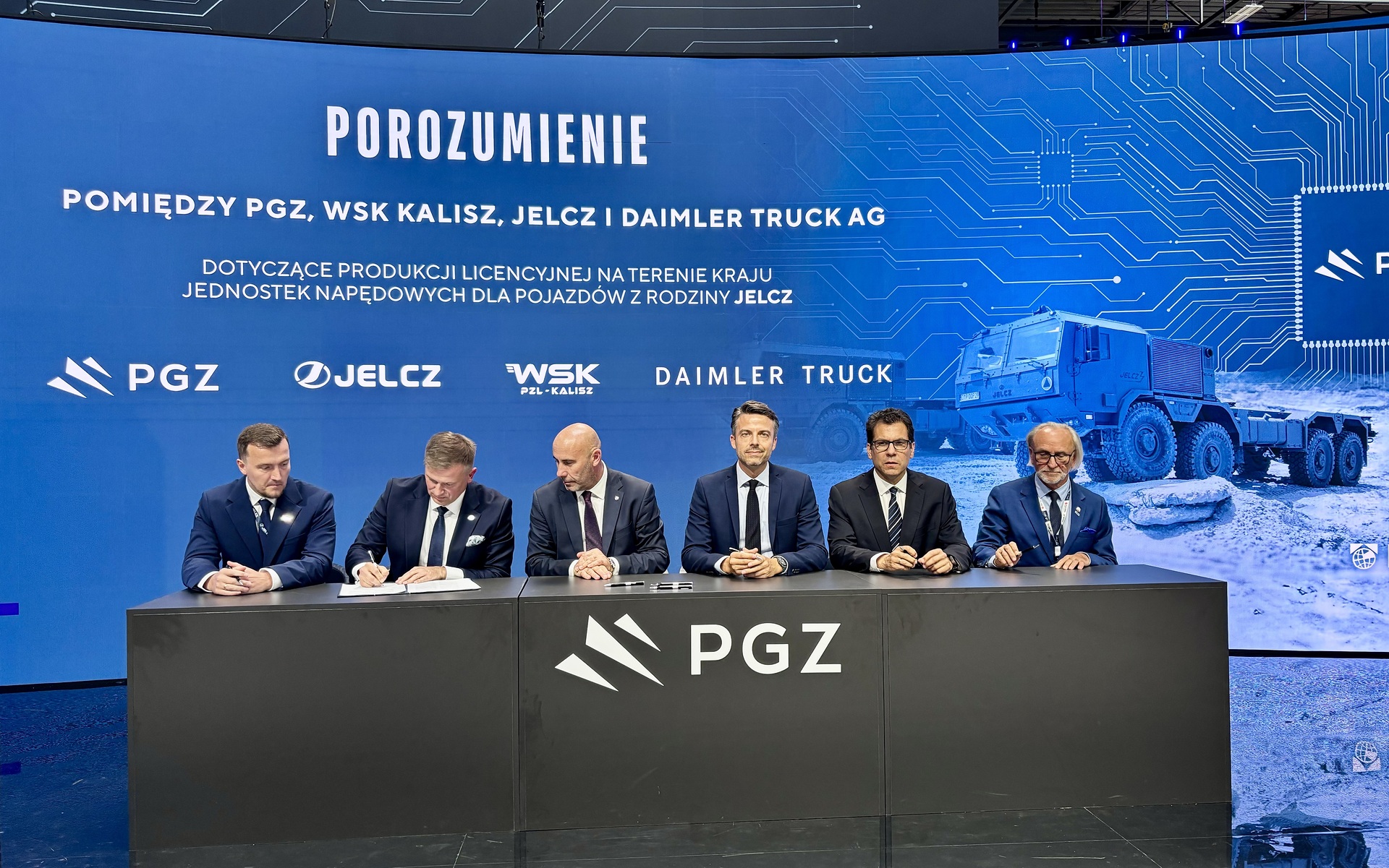Daimler Truck Defence vertreibt gemeinsam mit Mercedes-Benz Powertrain Lkw-Motoren zur lokalen Montage in Polen