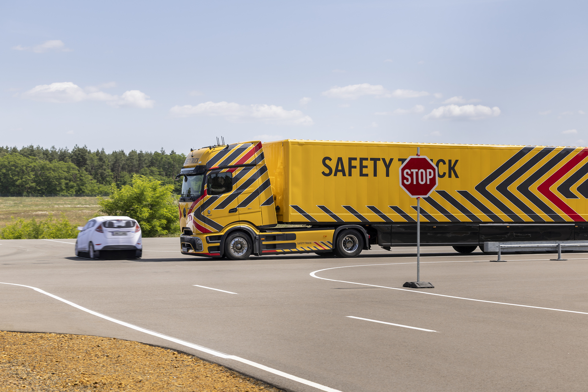 Daimler Truck zeigt neue und weiterentwickelte Sicherheits-Assistenzsysteme für Lkw und Reisebusse