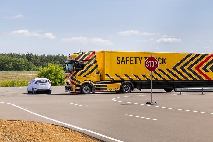 Daimler Truck zeigt neue und weiterentwickelte Sicherheits-Assistenzsysteme für Lkw und Reisebusse