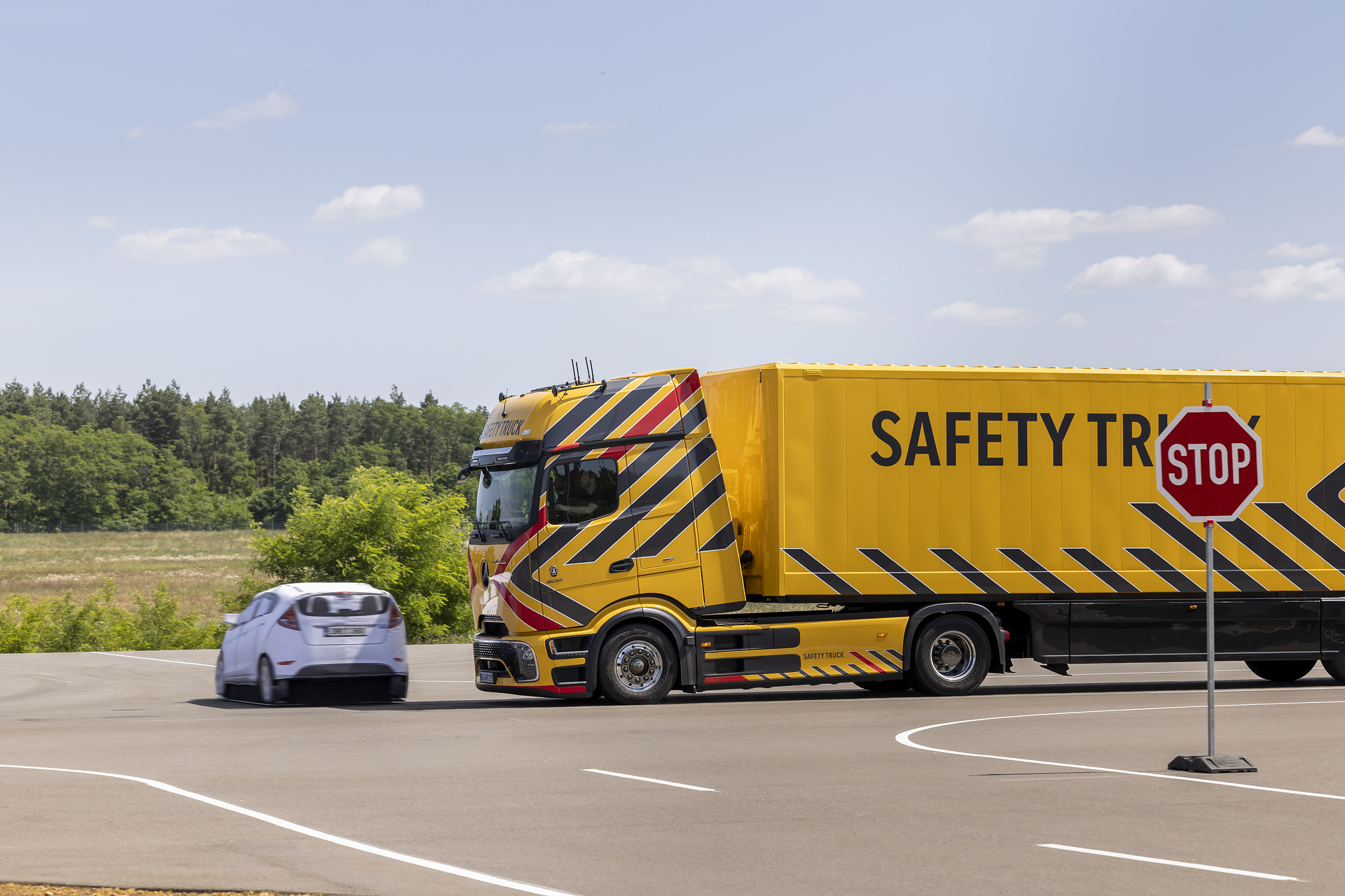 Daimler Truck zeigt neue und weiterentwickelte Sicherheits-Assistenzsysteme für Lkw und Reisebusse