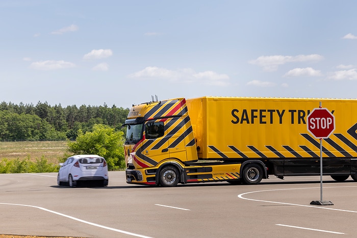 Daimler Truck zeigt neue und weiterentwickelte Sicherheits-Assistenzsysteme für Lkw und Reisebusse