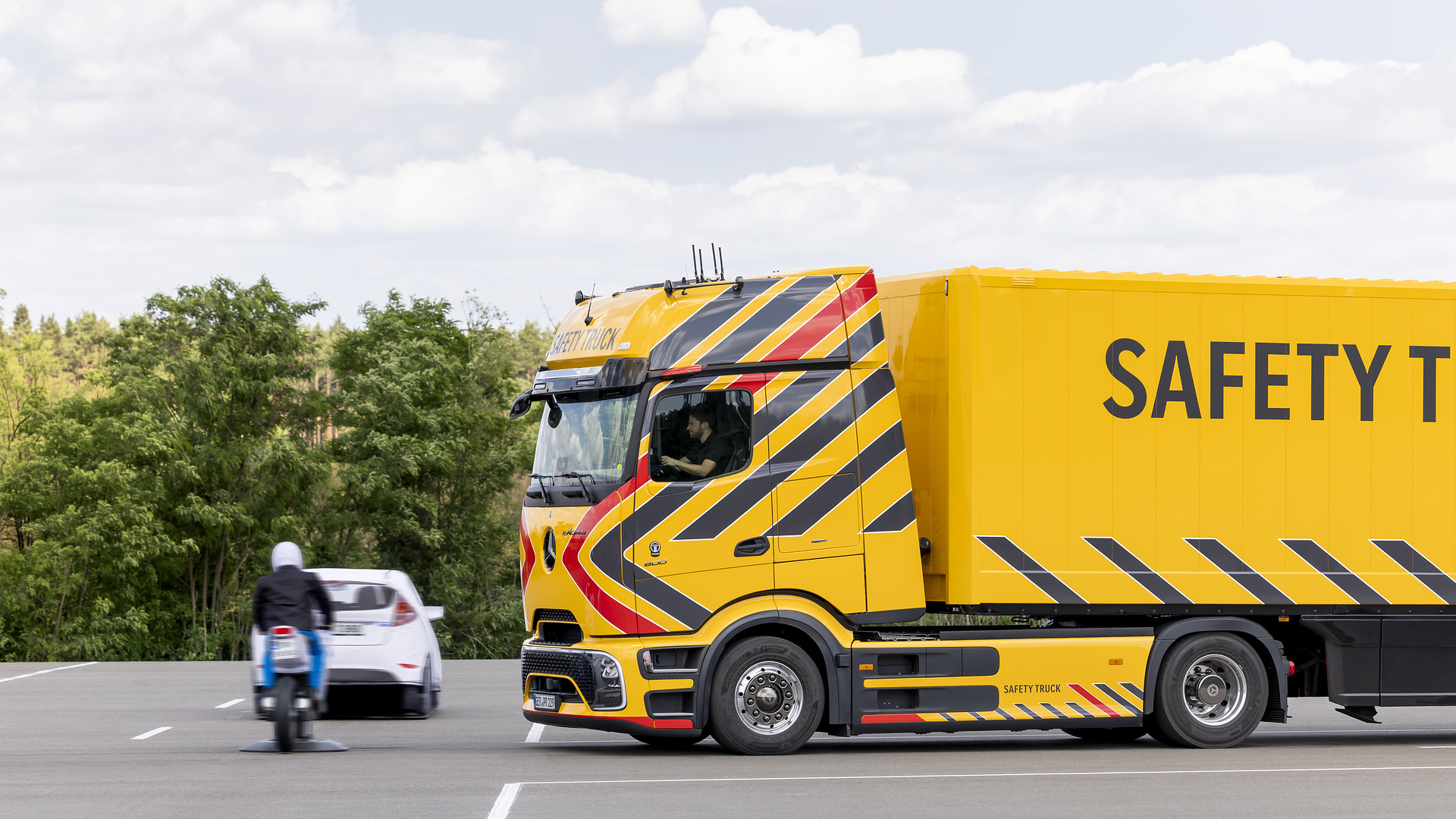 Daimler Truck zeigt neue und weiterentwickelte Sicherheits-Assistenzsysteme für Lkw und Reisebusse