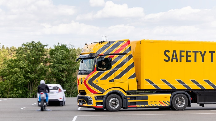 Daimler Truck zeigt neue und weiterentwickelte Sicherheits-Assistenzsysteme für Lkw und Reisebusse