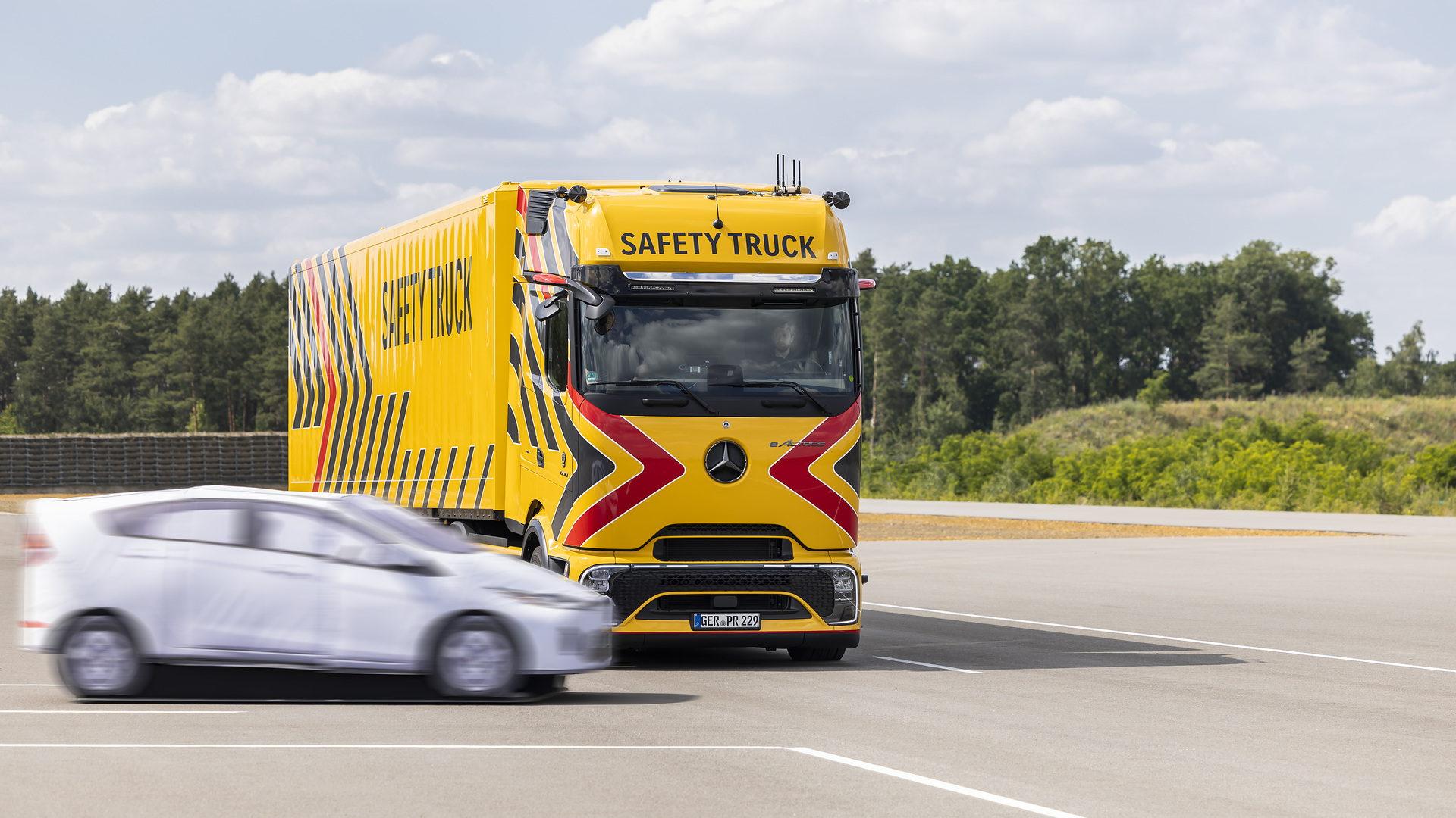 Daimler Truck zeigt neue und weiterentwickelte Sicherheits-Assistenzsysteme für Lkw und Reisebusse