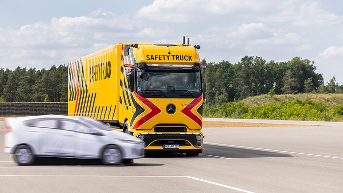Daimler Truck zeigt neue und weiterentwickelte Sicherheits-Assistenzsysteme für Lkw und Reisebusse