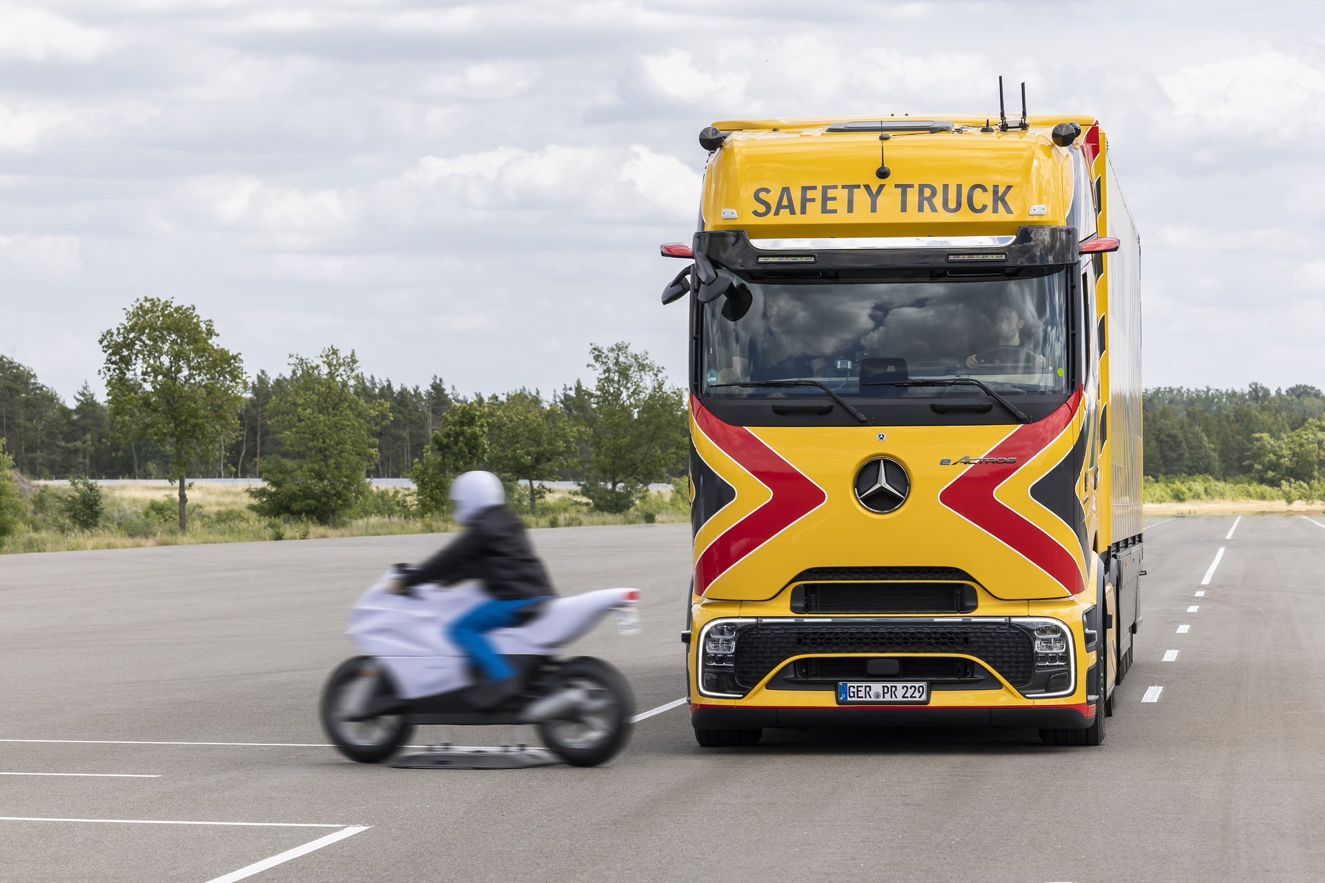 Daimler Truck zeigt neue und weiterentwickelte Sicherheits-Assistenzsysteme für Lkw und Reisebusse