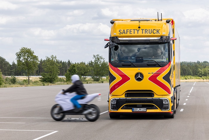 Daimler Truck zeigt neue und weiterentwickelte Sicherheits-Assistenzsysteme für Lkw und Reisebusse