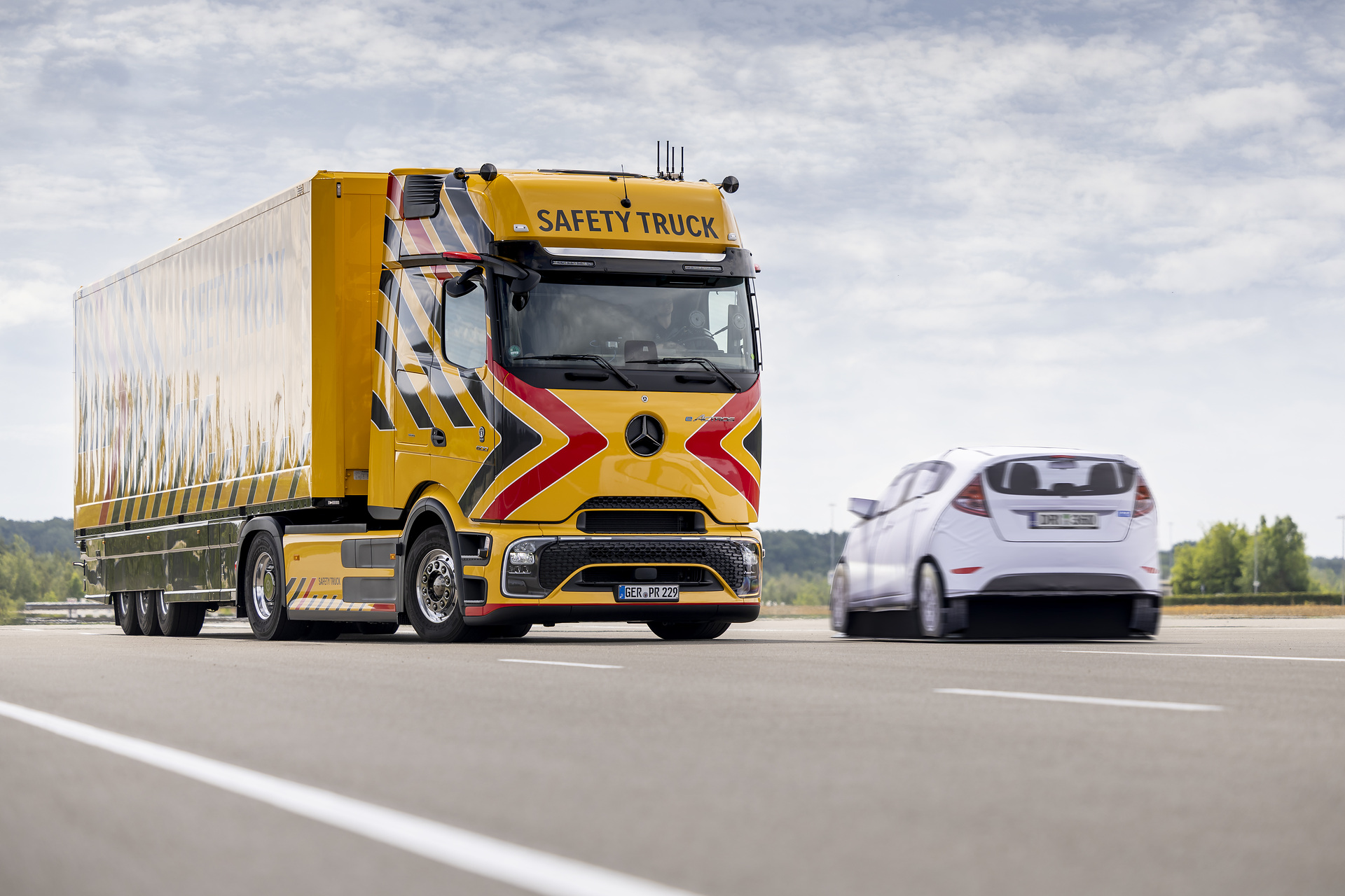 Daimler Truck zeigt neue und weiterentwickelte Sicherheits-Assistenzsysteme für Lkw und Reisebusse