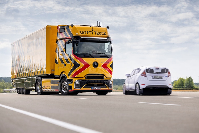 Daimler Truck zeigt neue und weiterentwickelte Sicherheits-Assistenzsysteme für Lkw und Reisebusse
