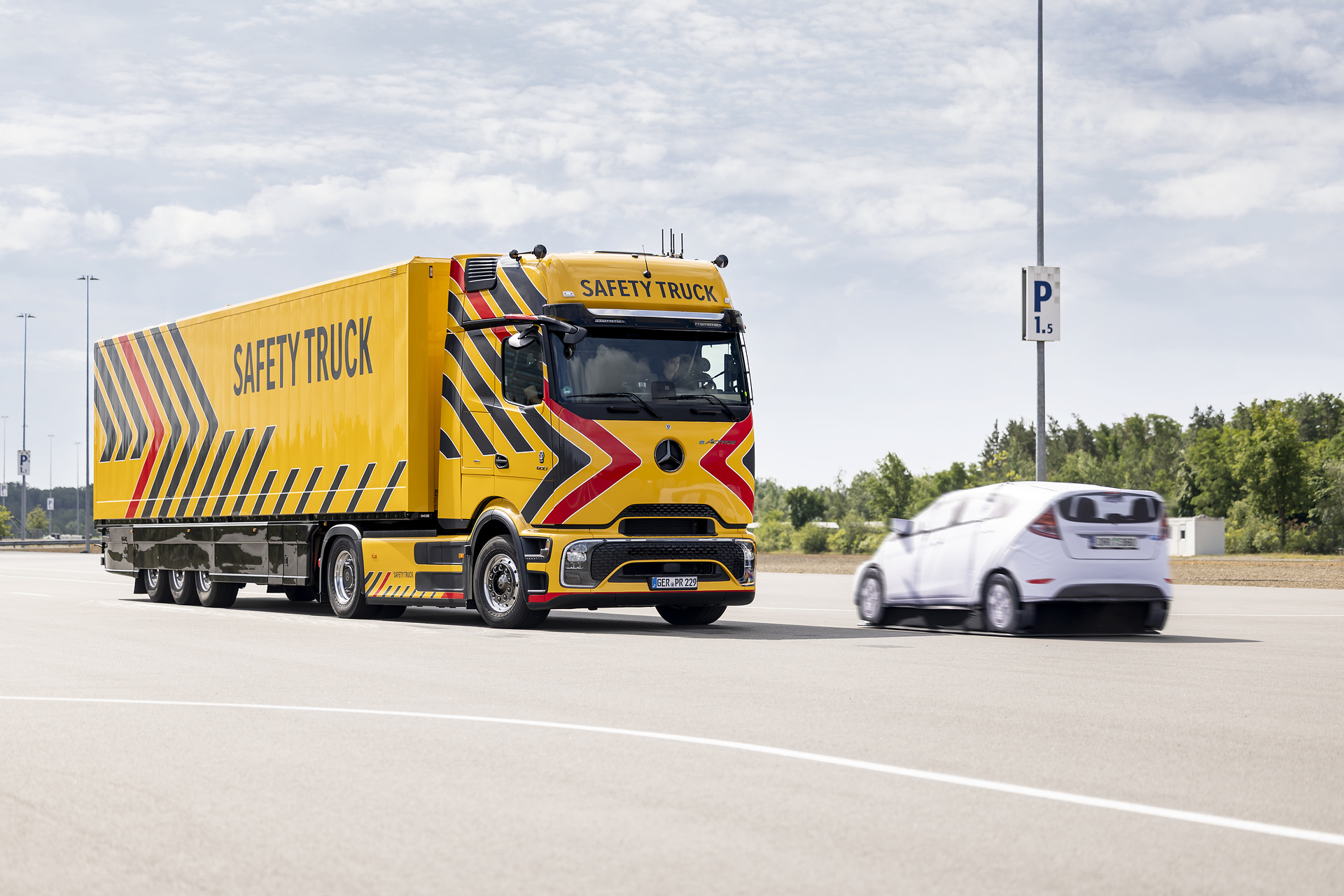 Daimler Truck zeigt neue und weiterentwickelte Sicherheits-Assistenzsysteme für Lkw und Reisebusse
