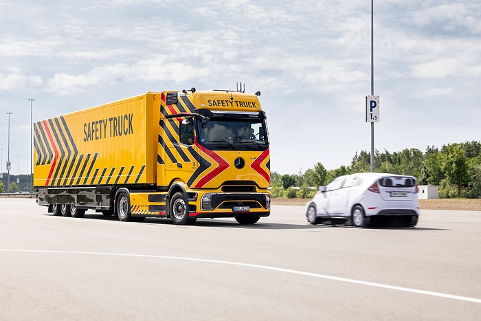 Daimler Truck zeigt neue und weiterentwickelte Sicherheits-Assistenzsysteme für Lkw und Reisebusse