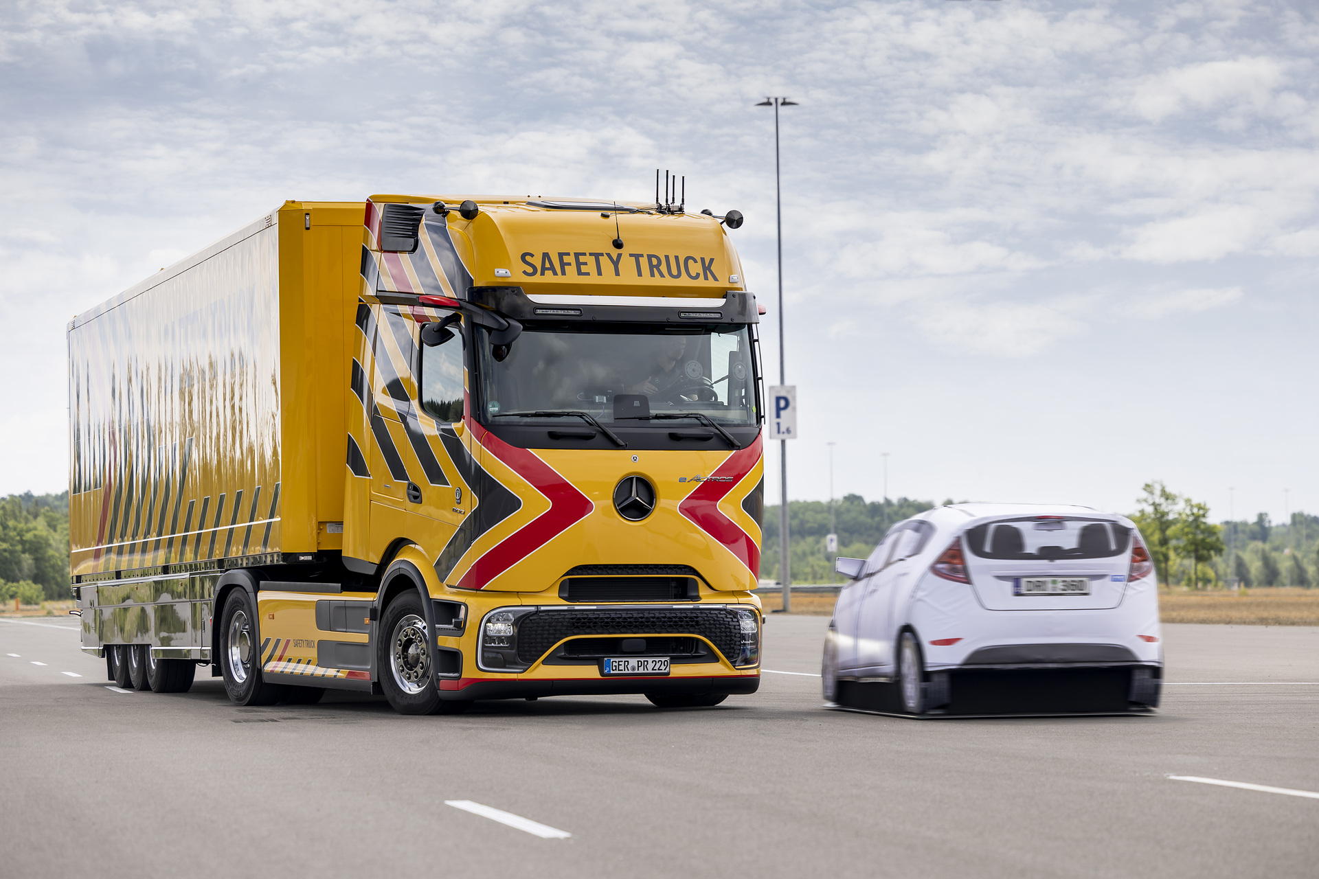 Daimler Truck zeigt neue und weiterentwickelte Sicherheits-Assistenzsysteme für Lkw und Reisebusse