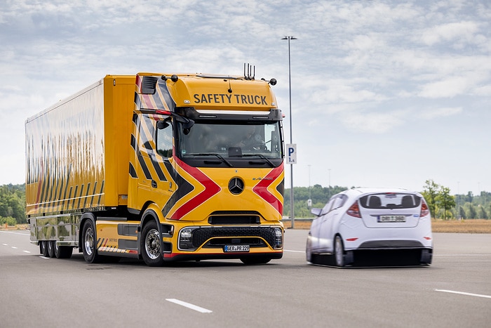 Daimler Truck zeigt neue und weiterentwickelte Sicherheits-Assistenzsysteme für Lkw und Reisebusse