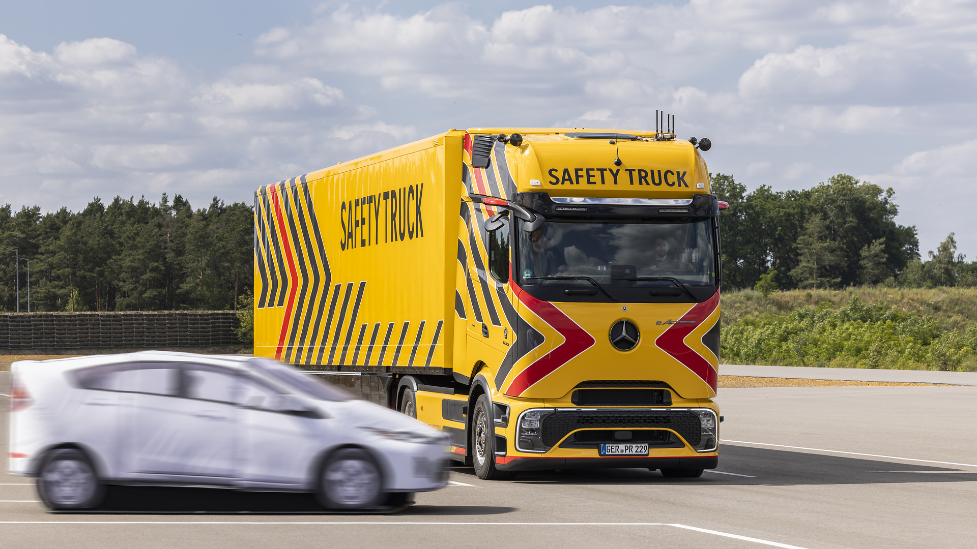 Daimler Truck zeigt neue und weiterentwickelte Sicherheits-Assistenzsysteme für Lkw und Reisebusse