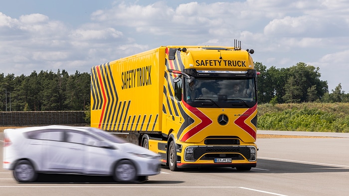 Daimler Truck zeigt neue und weiterentwickelte Sicherheits-Assistenzsysteme für Lkw und Reisebusse