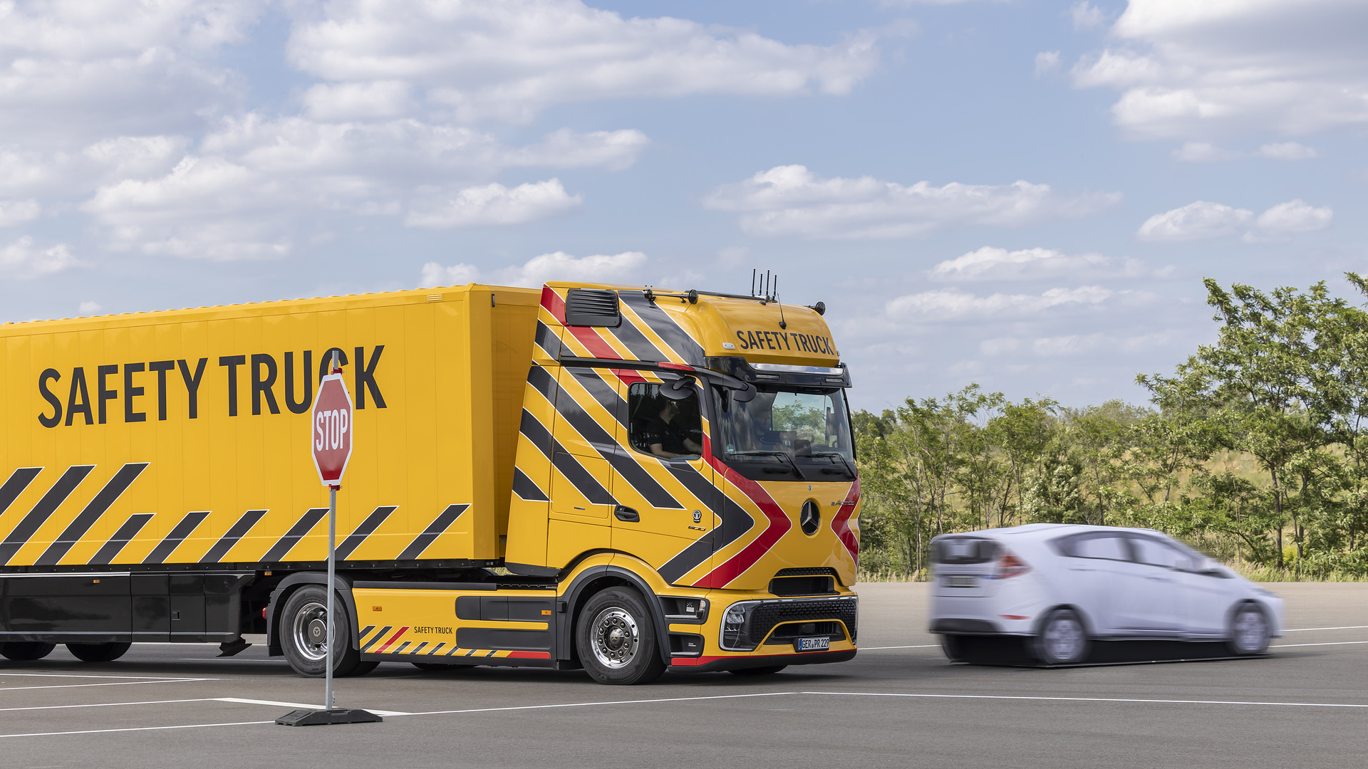 Daimler Truck zeigt neue und weiterentwickelte Sicherheits-Assistenzsysteme für Lkw und Reisebusse