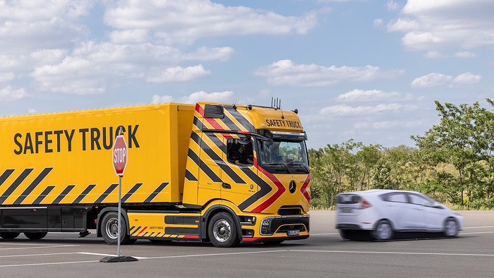 Daimler Truck zeigt neue und weiterentwickelte Sicherheits-Assistenzsysteme für Lkw und Reisebusse