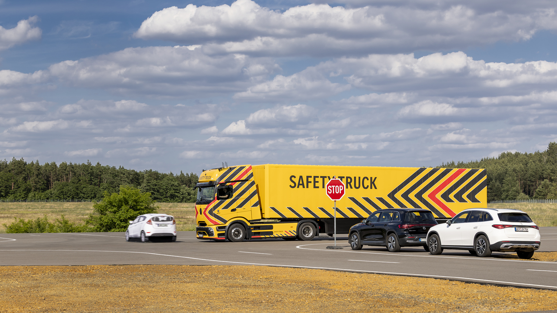 Daimler Truck zeigt neue und weiterentwickelte Sicherheits-Assistenzsysteme für Lkw und Reisebusse