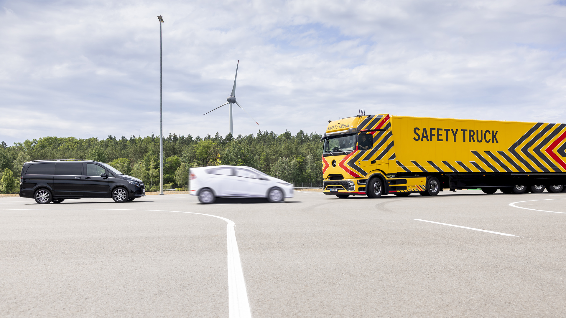 Daimler Truck zeigt neue und weiterentwickelte Sicherheits-Assistenzsysteme für Lkw und Reisebusse