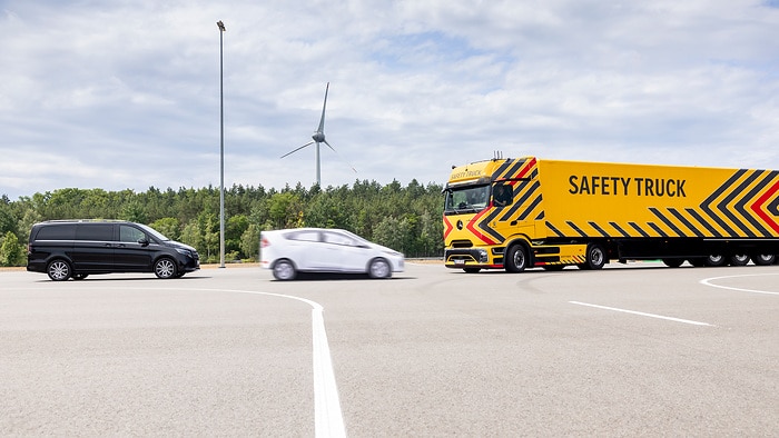 Daimler Truck zeigt neue und weiterentwickelte Sicherheits-Assistenzsysteme für Lkw und Reisebusse