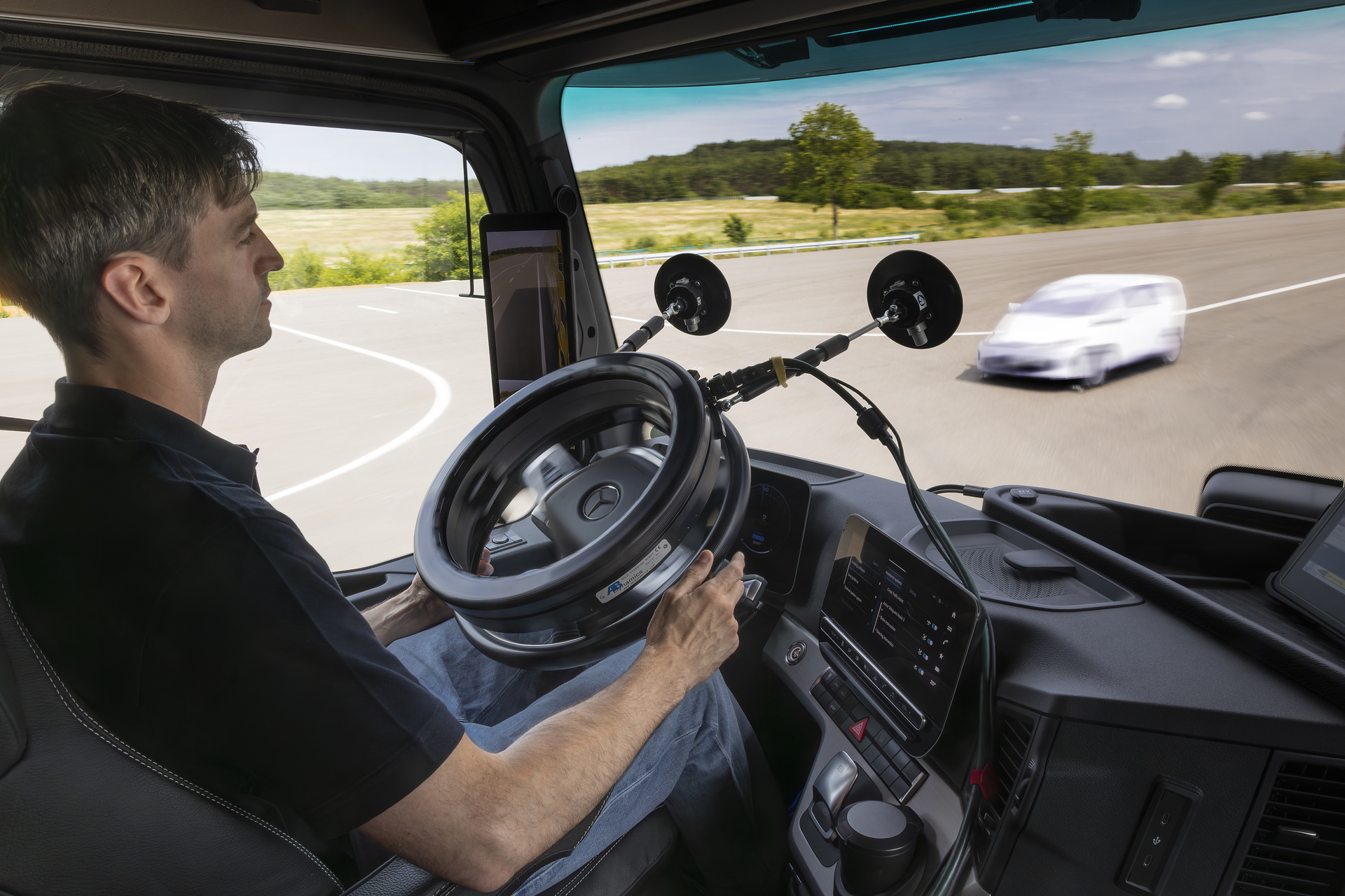 Daimler Truck zeigt neue und weiterentwickelte Sicherheits-Assistenzsysteme für Lkw und Reisebusse