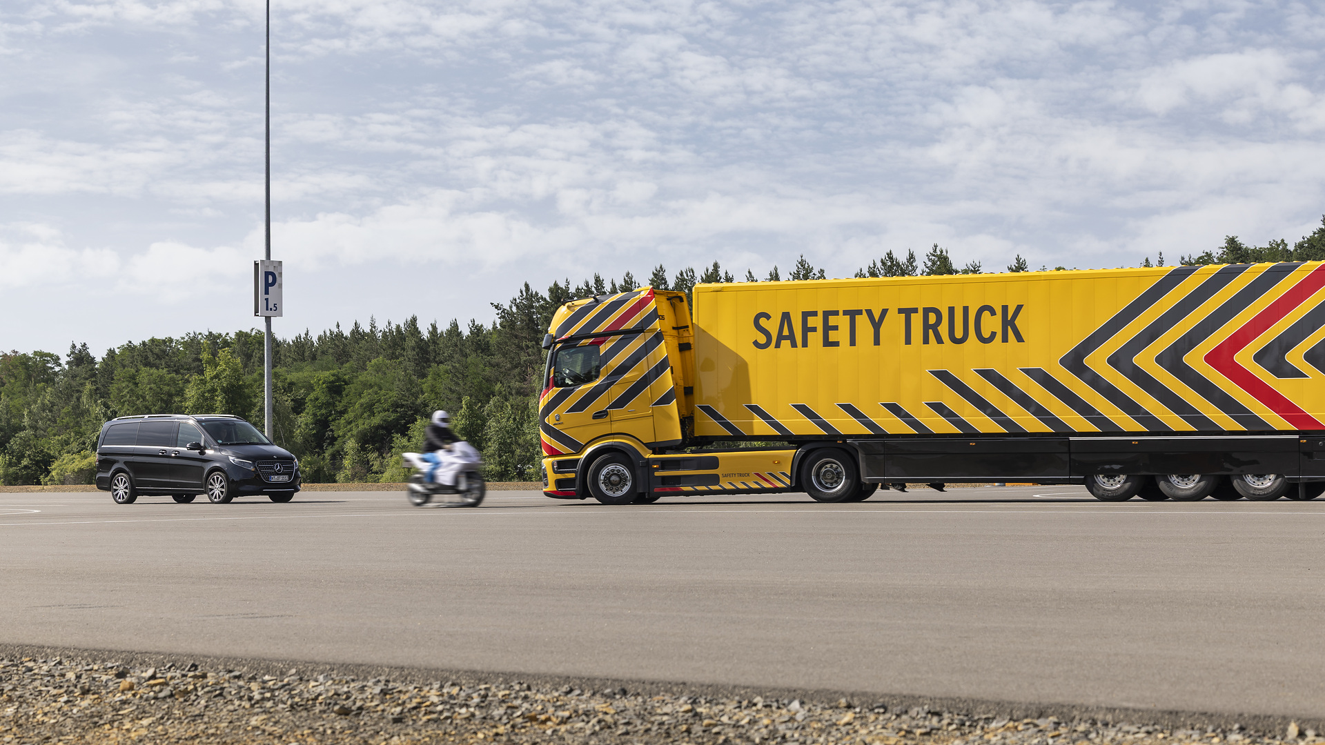 Daimler Truck zeigt neue und weiterentwickelte Sicherheits-Assistenzsysteme für Lkw und Reisebusse