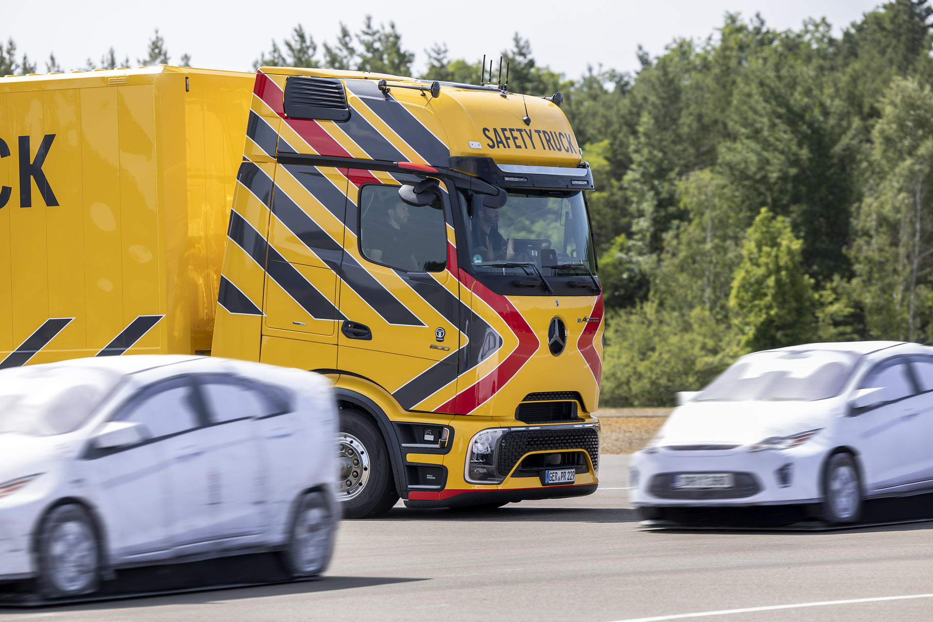 Daimler Truck zeigt neue und weiterentwickelte Sicherheits-Assistenzsysteme für Lkw und Reisebusse