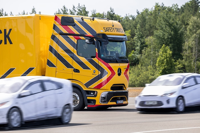 Daimler Truck zeigt neue und weiterentwickelte Sicherheits-Assistenzsysteme für Lkw und Reisebusse
