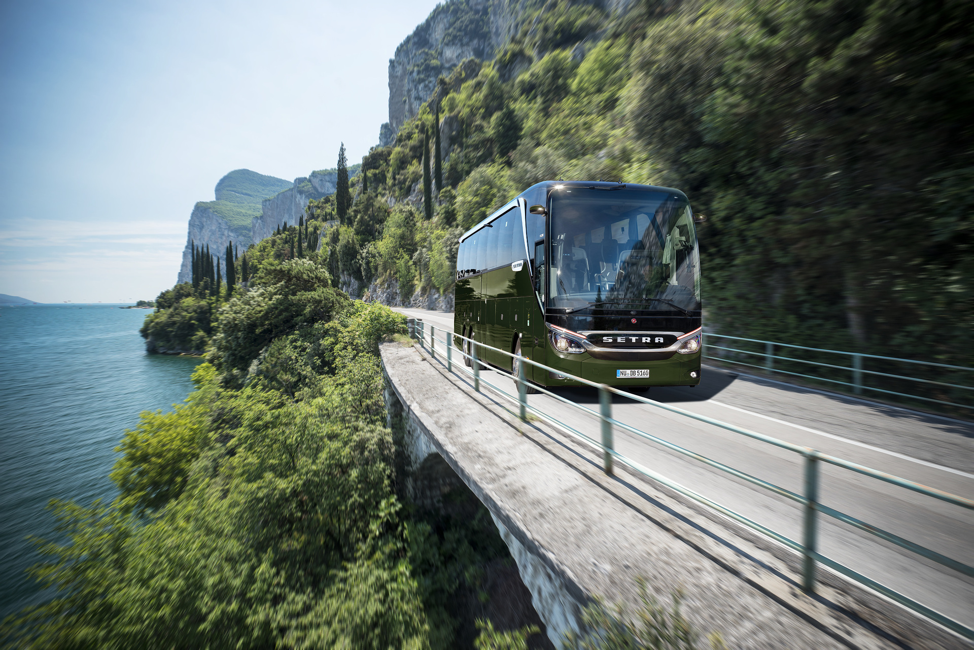 Daimler Buses modernisiert sein Reisebusportfolio