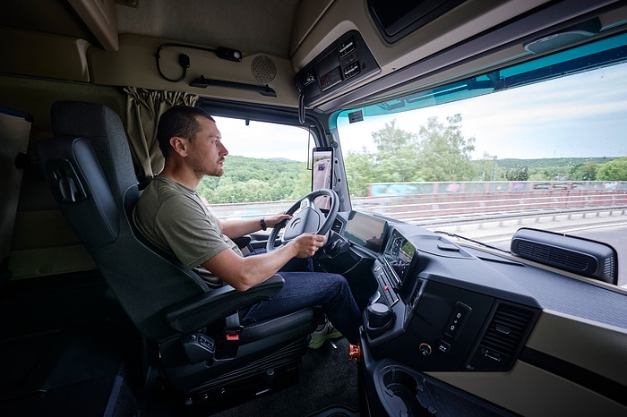 From Hanover around the world: Elektrotrucker Tobias Wagner starts global eActros 600 expedition