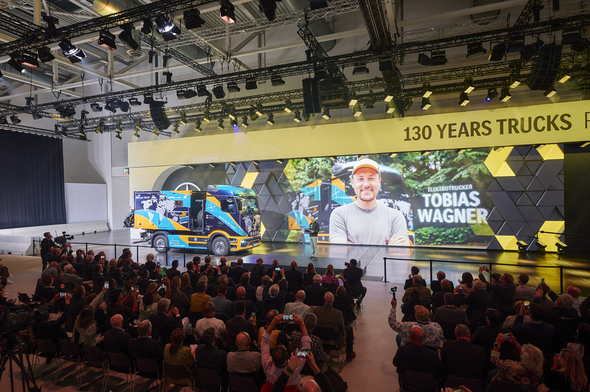 From Hanover around the world: Elektrotrucker Tobias Wagner starts global eActros 600 expedition