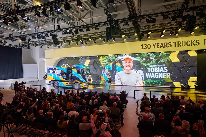 From Hanover around the world: Elektrotrucker Tobias Wagner starts global eActros 600 expedition